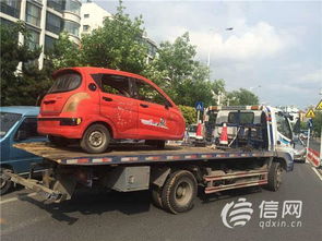 老年代步車長期占用停車位，交警取證后依法拖移，行業亂象亟待治理